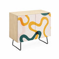 Schrank Holz mit abstraktem Muster und Metallbeinen